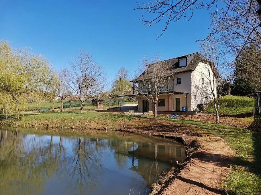 Hébergement de vacances Villa Maison De Campagne Avec Lac Prive à Saint-Côme-dʼOlt