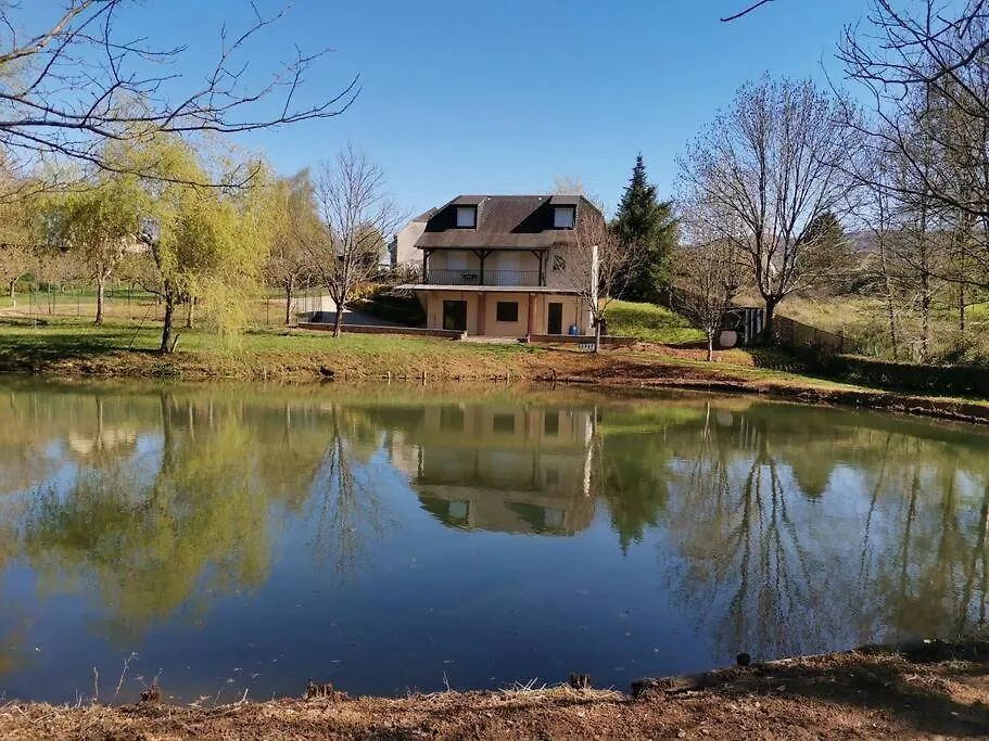 Villa Maison De Campagne Avec Lac Prive à Saint-Côme-dʼOlt Hébergement de vacances