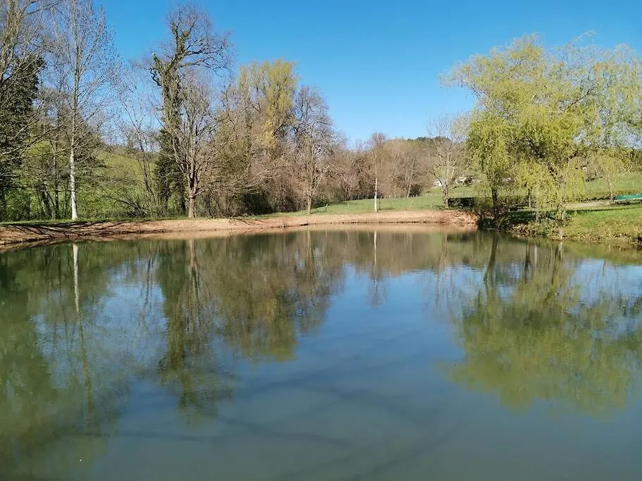Hébergement de vacances Villa Maison De Campagne Avec Lac Prive à Saint-Côme-dʼOlt